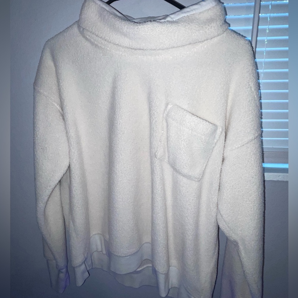 Vineyard Vines Sweater 🤍🍇